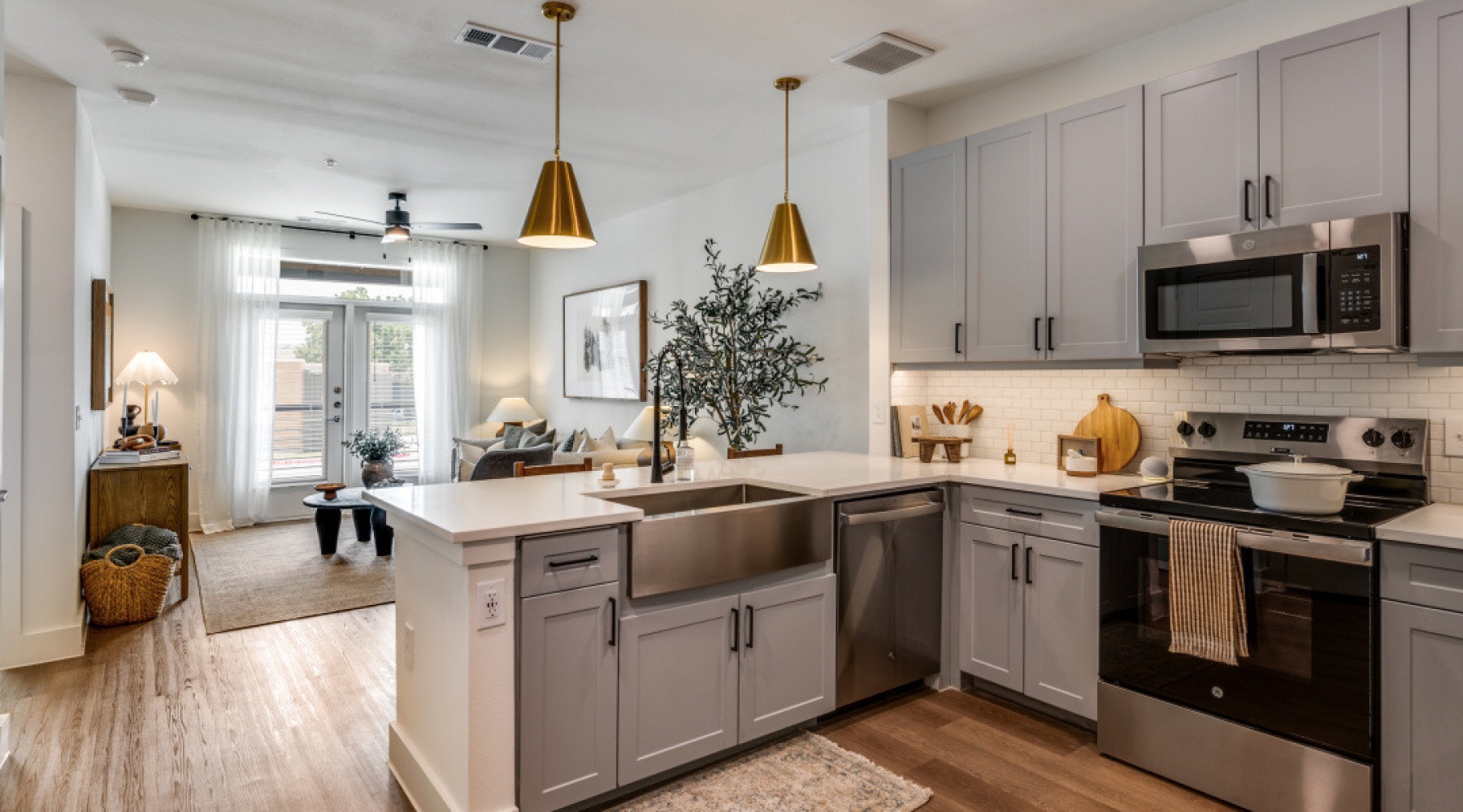 SEAMLESSLY <i>SCENIC</i>